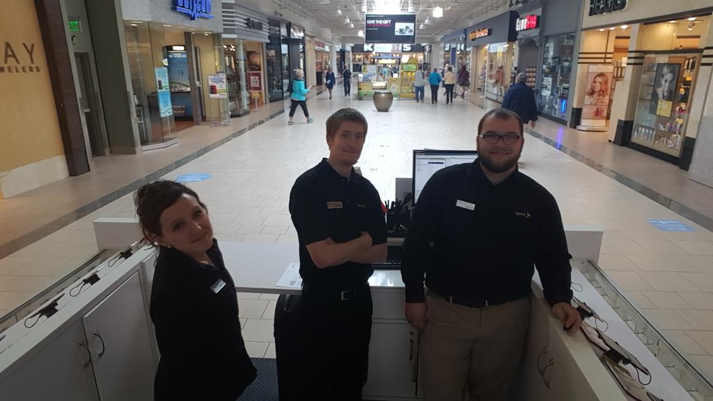 louievcmp's tweet photo. Showing off the selfie stick @PerryRetailTeam @DPieschke @PGT16PSI http://t.co/T2z6W7neiO