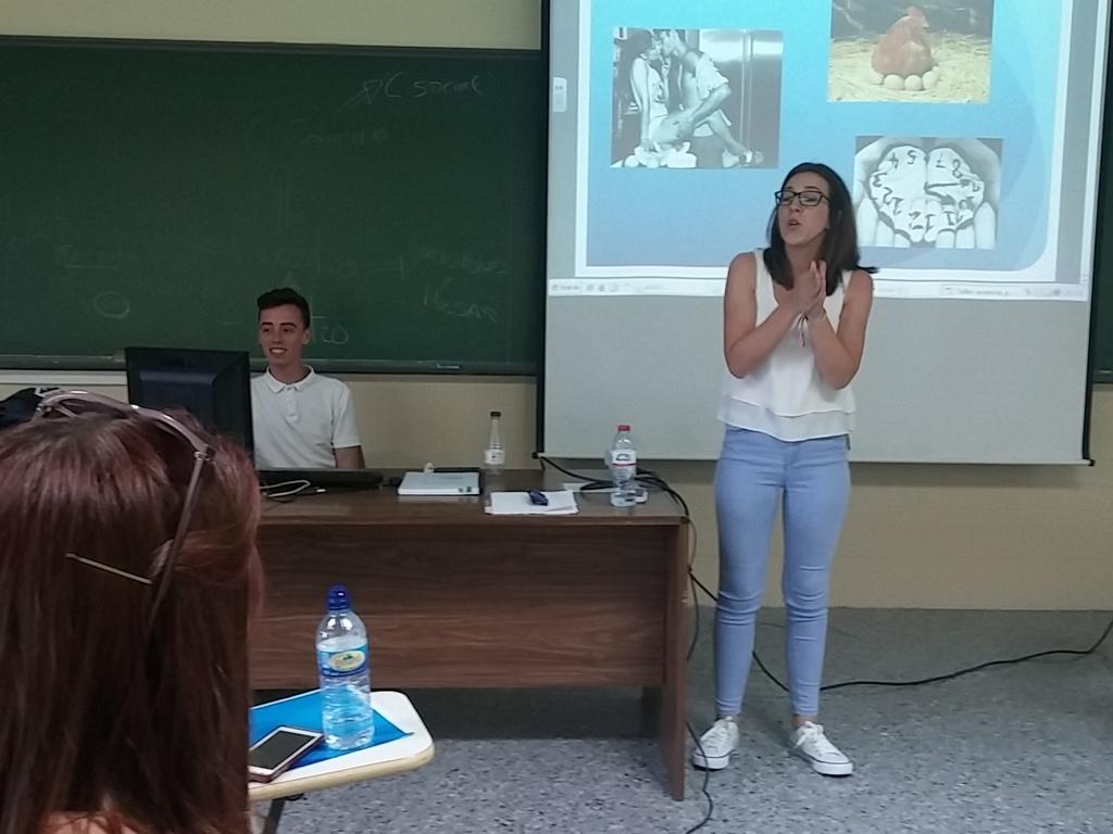 aeto_UMA's tweet photo. Nuestra compañera @alejandraaSR en el taller de oratoria, en él practicamos improvisaciones con diferentes temáticas http://t.co/FH6OW6KjgM