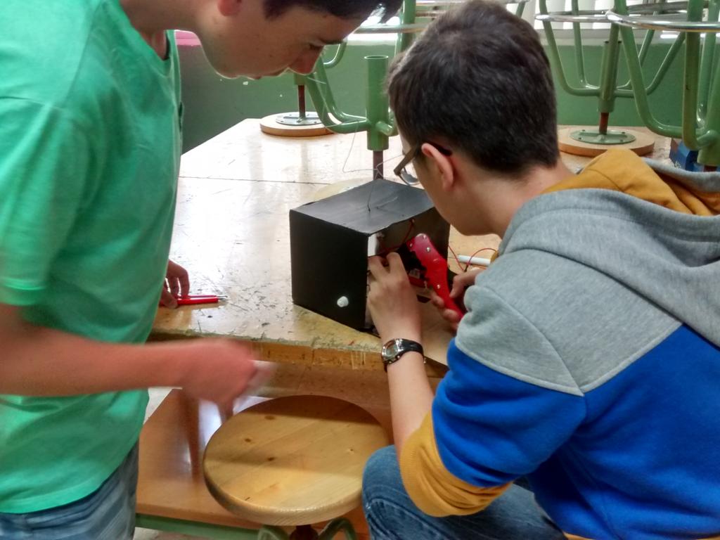 TecnoTechnology's tweet image. Great work today connecting buzzers in parallel to your projects, guys. Congratulations! #2°A #technologyatwork