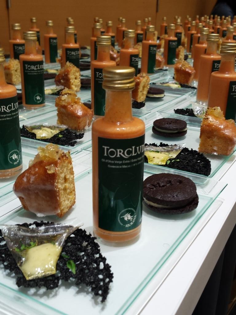 TerraiTaula's tweet photo. Degustacions @restulldellebre @LleidaMam @vellpapiol #oriolrosell tast solidari @Torclum @MICROTIAESP http://t.co/yFh12RZQGJ