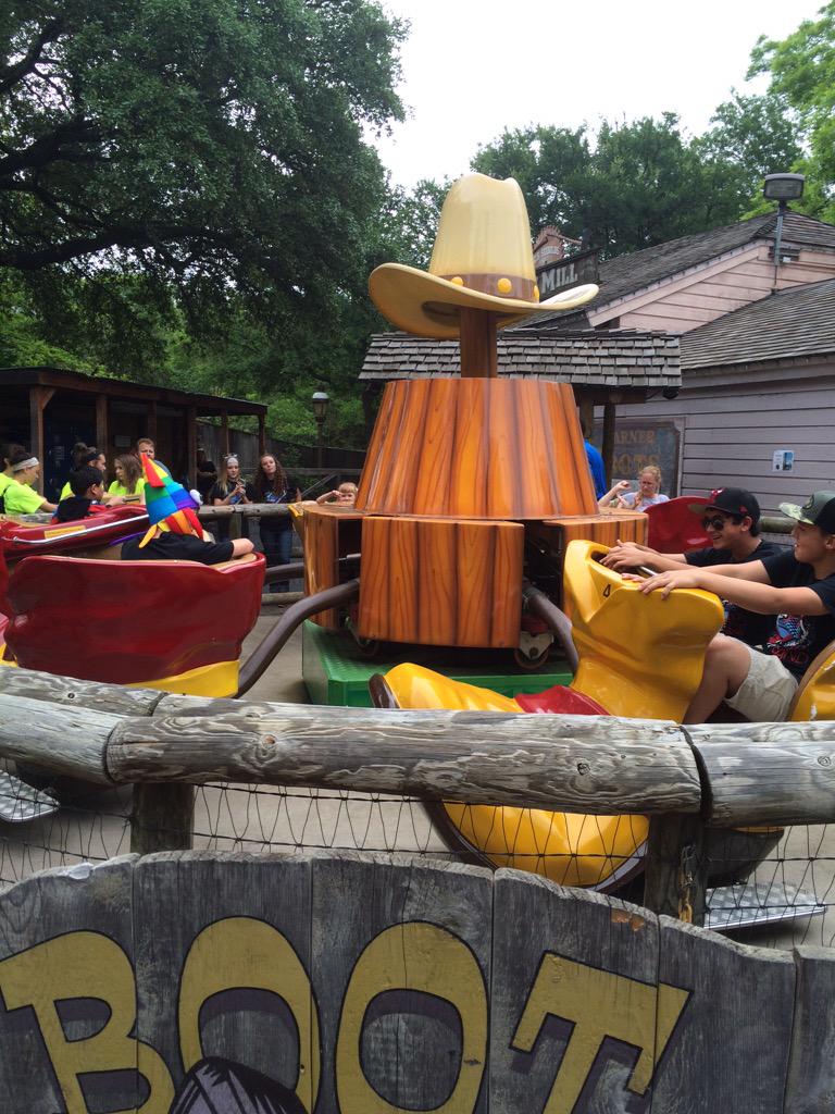 giveuspoints's tweet photo. #pcasixflags #RCTG #max_cen_acc http://t.co/xmDVi9QNMi
