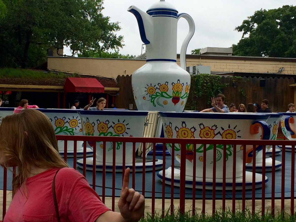 giveuspoints's tweet photo. #pcasixflags #RCTG #rel_ang_vel Jacey didn't spin the teacup, lest she throw up http://t.co/GocCtuDJZT
