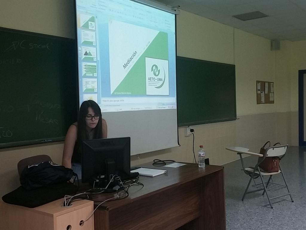 aeto_UMA's tweet photo. Continua @Esther__Martos con el Tallerde Mediación #JdFAetom http://t.co/4h9THT1HIP