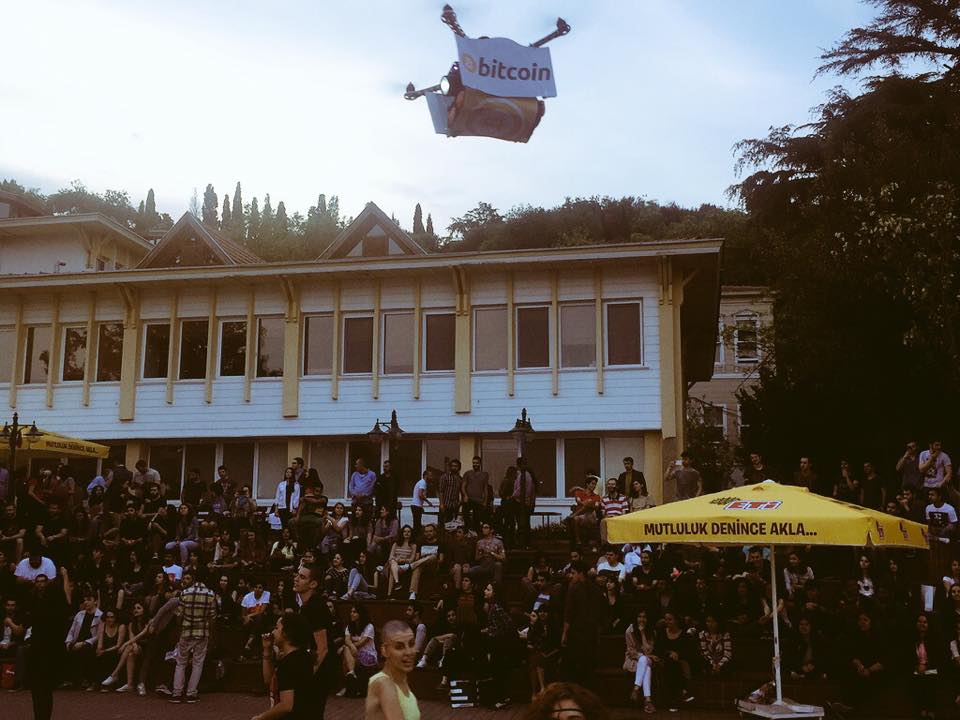 BitcoinHaber's tweet photo. Uç uç bitcoin nereye kadar? #tudımuun
#GSUfest2015 
#takascoin http://t.co/GDaslTNyT3