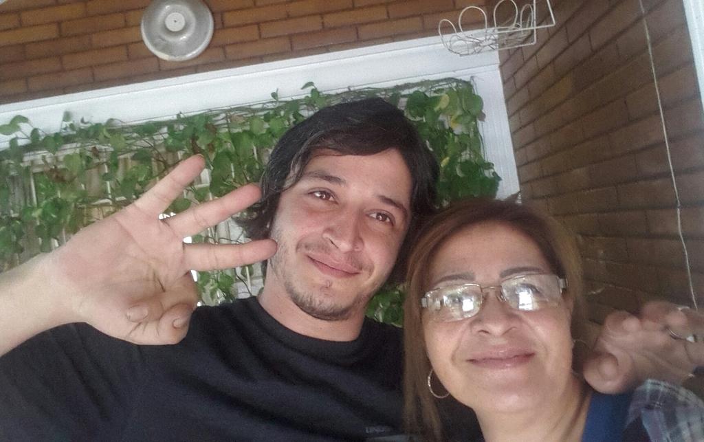 pittyguasp's tweet photo. Ella es mi vieja @TigoParaguay y domina todo mas que yo! Mira la selfie que se mando!! #MamaSmart 
Vaaaamooos Viejaa! http://t.co/oGIAW33zaz