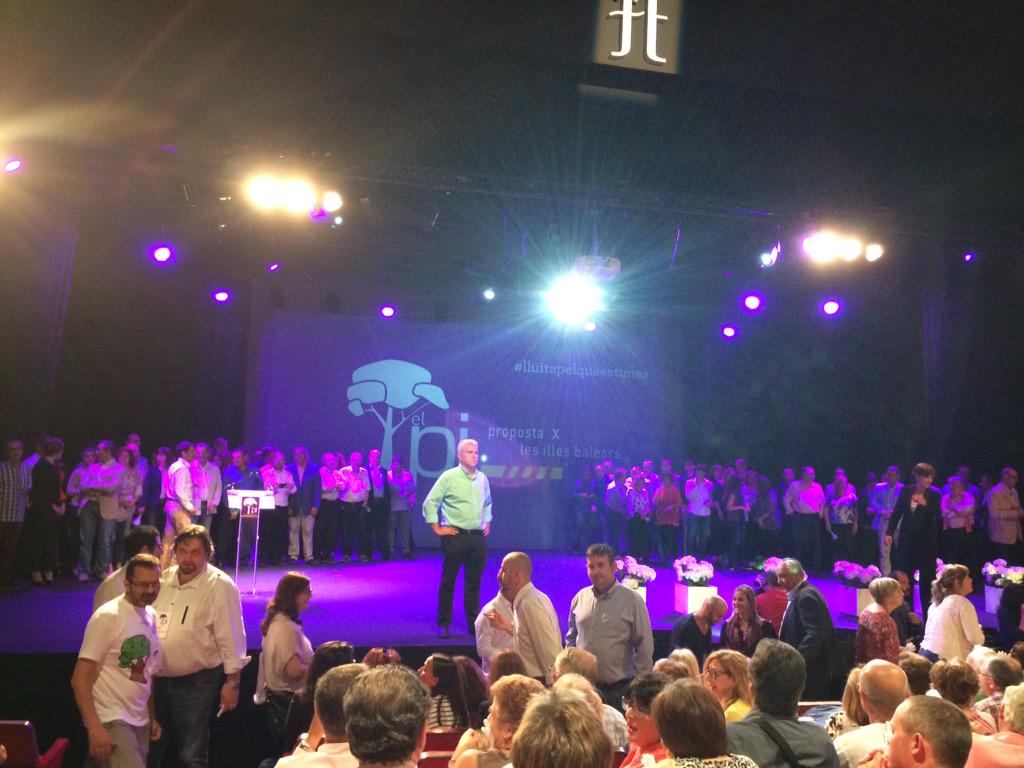 Maconfi's tweet photo. Candidatos municipales .@elPi_IB ceden sus asientos ya que han superado aforo #24MAC http://t.co/LhnsKMhSPU