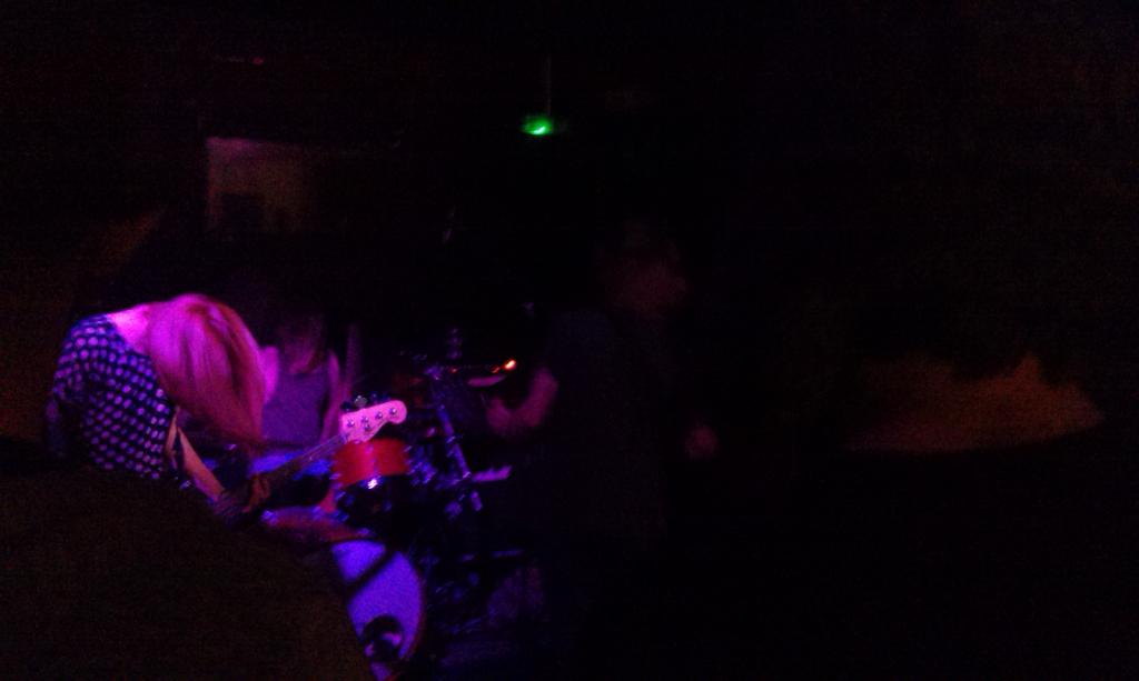 Yawning_Dog's tweet photo. That cake sure can dance.

( @dancingcakeband killing it on their first night of our tour ) http://t.co/lr1Yk4gZNE
