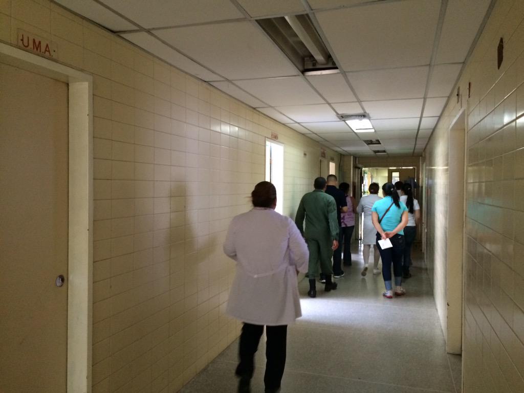 ivssoficial's tweet photo. Equipo del #IVSS inspecciona @ivss_raul_leoni Para verificar su buen funcionamiento y la atención a sus pacientes. http://t.co/8QwahETnjF