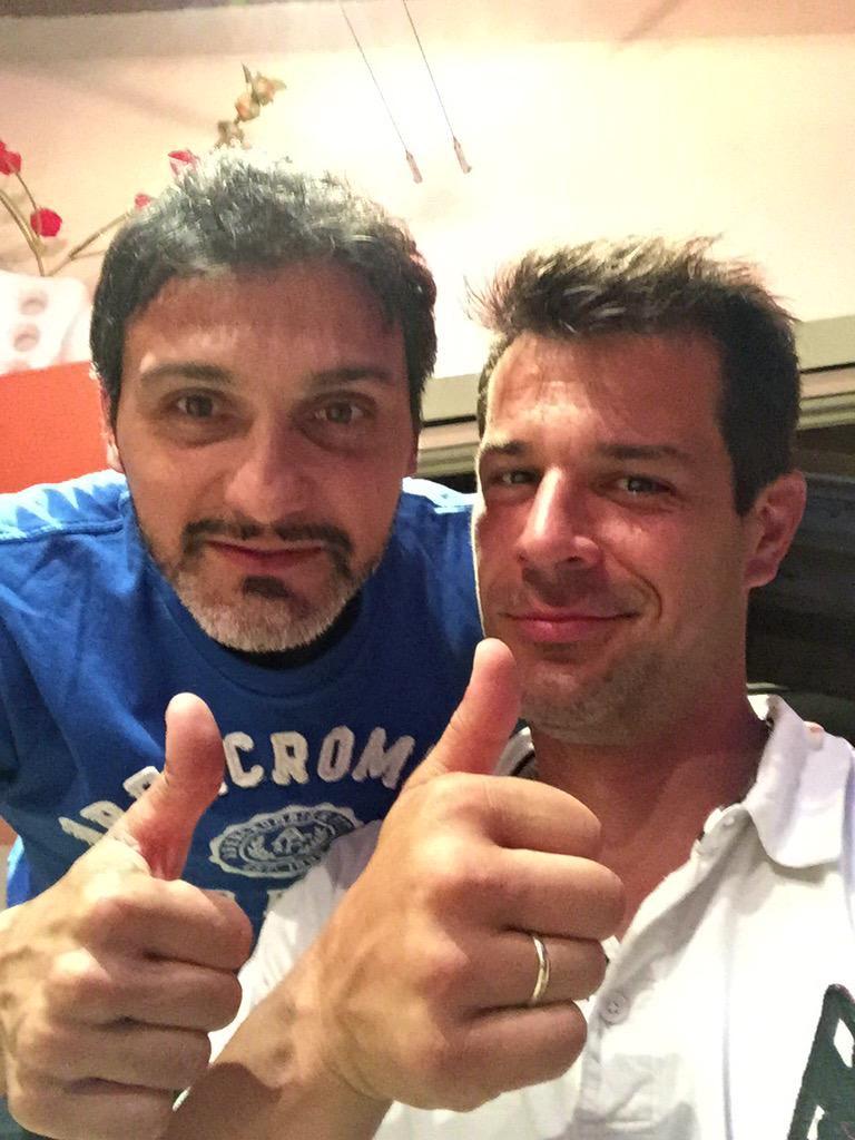 hristozlatanov's tweet photo. @maucaccia @zazzatweet @radiodeejay dai Mau vieni anche tu...😜 http://t.co/f3Hf81a8ZD