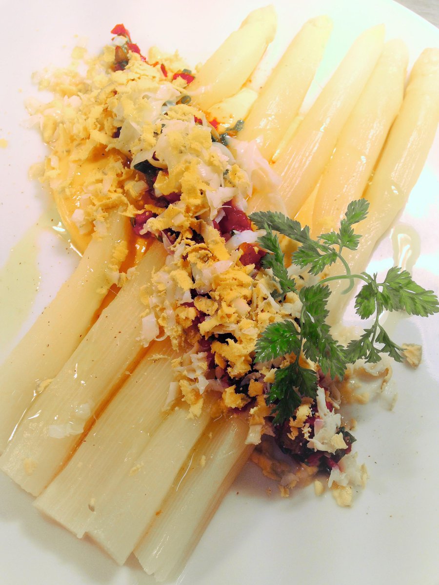 Finorestaurant's tweet photo. how about white #asparagus with a salsa rosa sauce made with #brandy #tomatoes #mayonaise #Worcestershiresauce #tasty http://t.co/eHrtpx399S