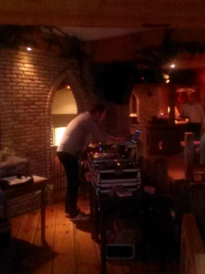 Iselmar's tweet photo. Bruiloftsfeest met onze huis DJ @VinylDebiel !! http://t.co/EZrXHa1cck