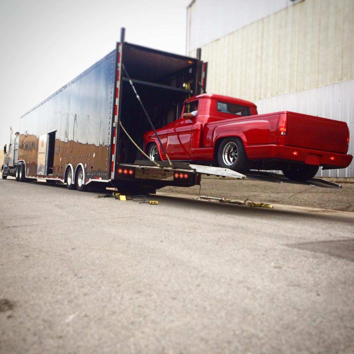 WWVintageAutos's tweet photo. This beauty is on her way to her new happy owner! http://t.co/xXX15ADfWE