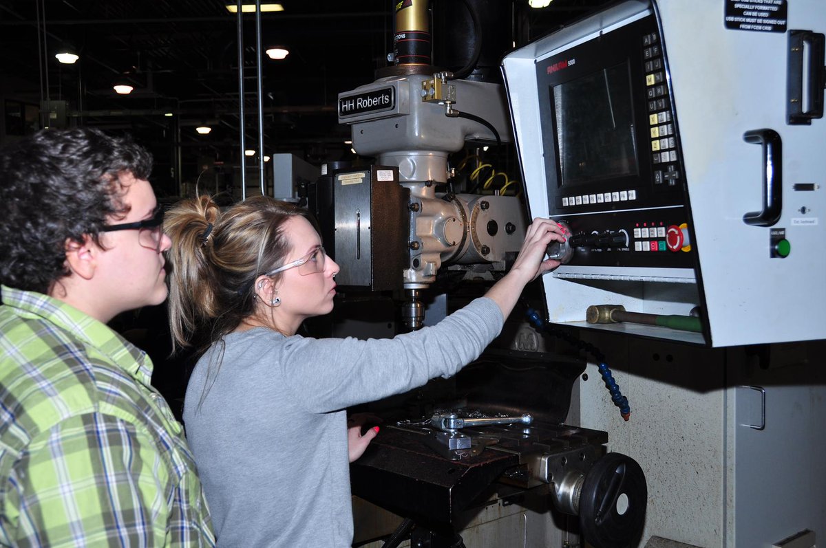 WESTofWindsor's tweet photo. @WESTofWindsor @StClairCollege @LOCAL444UNIFOR now recruiting for @OntWomen Women in Skilled Trades contact us! http://t.co/innPkABLhW