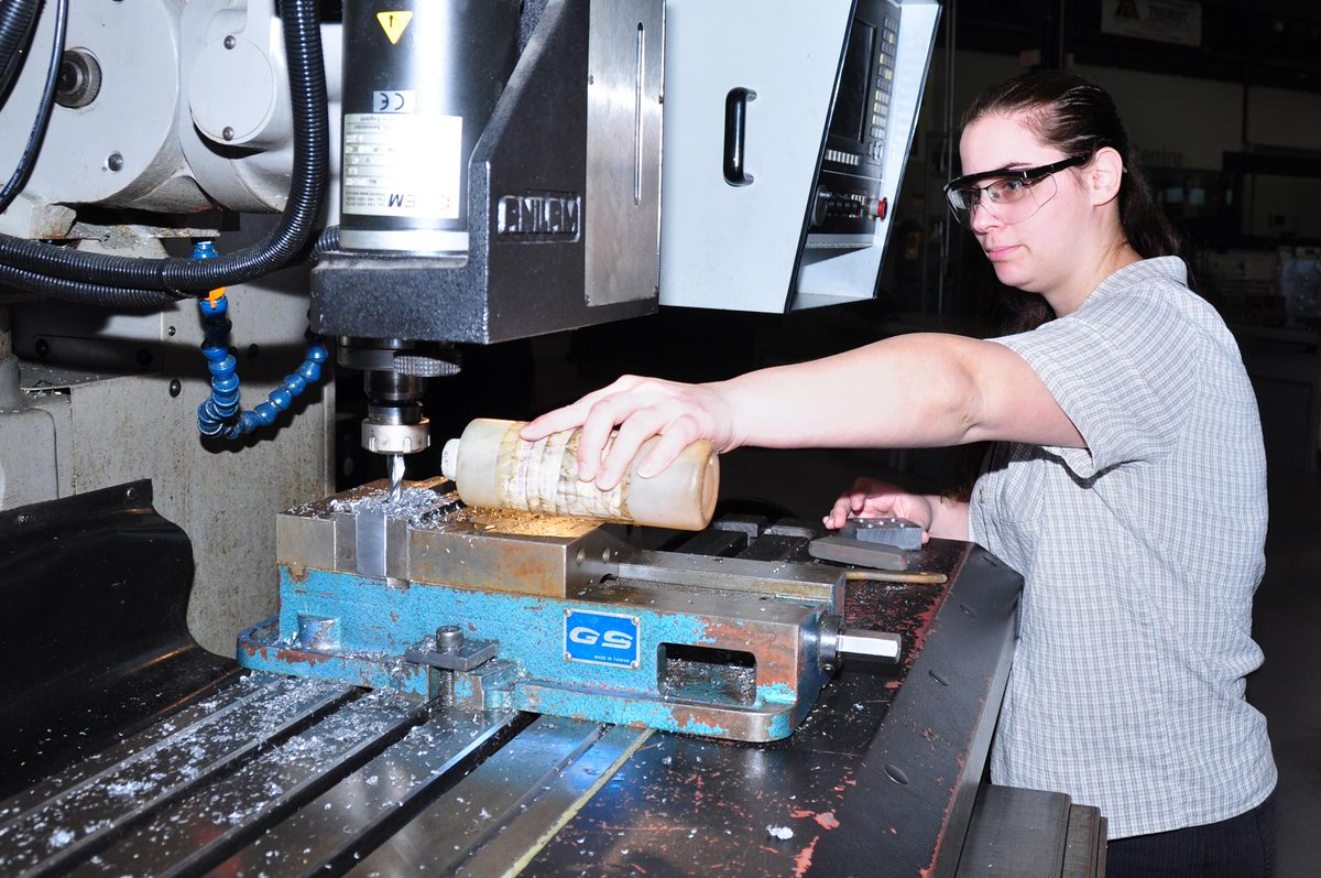 WESTofWindsor's tweet photo. @WESTofWindsor @StClairCollege @LOCAL444UNIFOR now recruiting for @OntWomen Women in Skilled Trades contact us! http://t.co/innPkABLhW