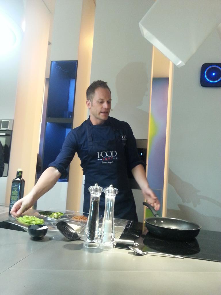 FlorianaZerbo's tweet photo. #showcooking con @simonerugiati! #Elica #loftstory @federicasnt http://t.co/QIgEY4O4wq
