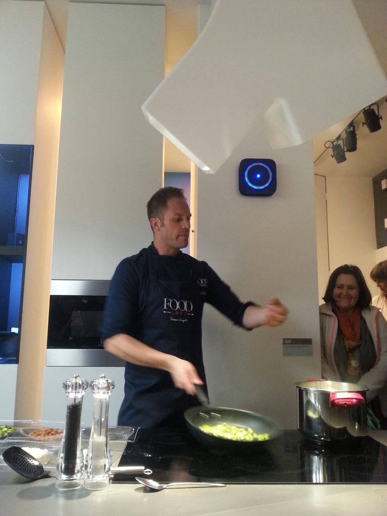 FlorianaZerbo's tweet photo. #showcooking con @simonerugiati! #Elica #loftstory @federicasnt http://t.co/QIgEY4O4wq