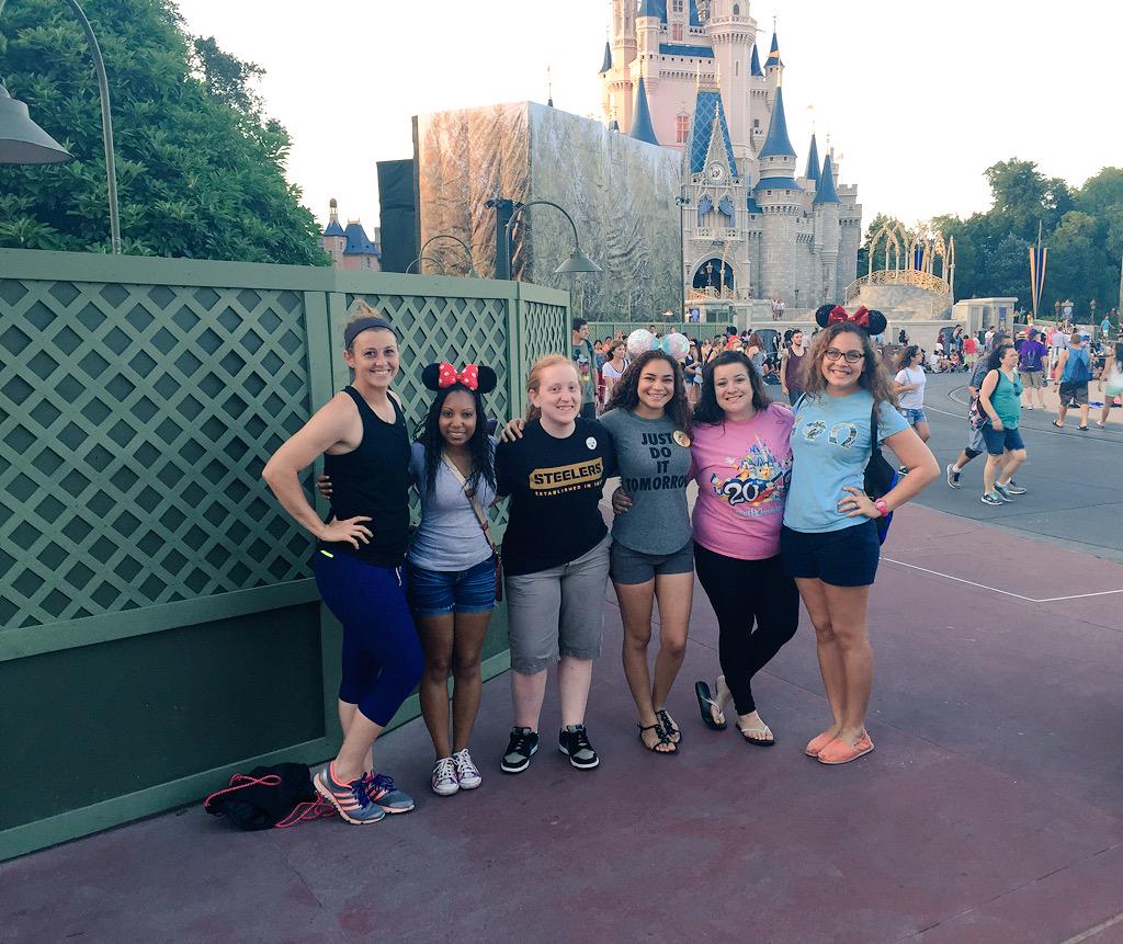 pickles0714's tweet image. ❤️ crew love #collegeprograms#disney#dcp#2015