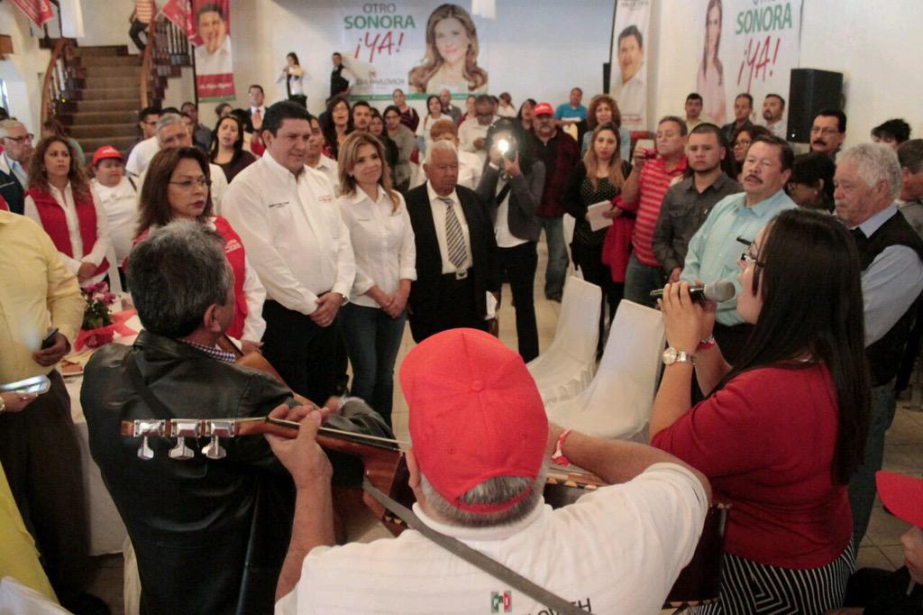 ClaudiaPavlovic's tweet photo. La diversidad de creencias nos fortalece como sociedad. Agradezco el diálogo con la comunidad evangélica de Nogales http://t.co/2D1xMB3CZO