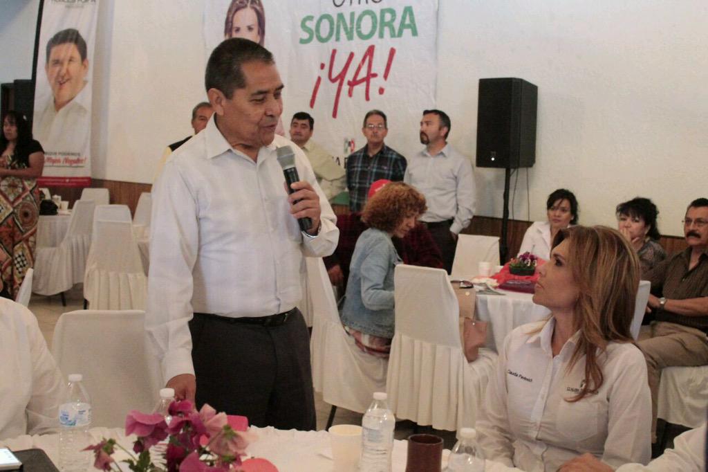ClaudiaPavlovic's tweet photo. La diversidad de creencias nos fortalece como sociedad. Agradezco el diálogo con la comunidad evangélica de Nogales http://t.co/2D1xMB3CZO