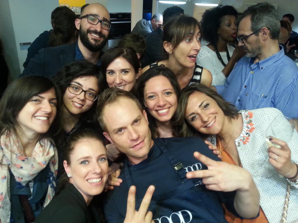 FlorianaZerbo's tweet photo. A cena con @simonerugiati  #loftstory #elica @federicasnt @Quiara_86 @RaffaeleLibroia @LouSolar @MariaGraziaGar2 http://t.co/RDvnGLMSJE
