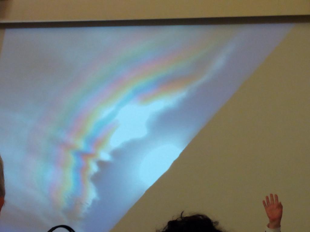 LeenaMey's tweet photo. Nubi iridescenti. Se ne vedono anche in Valle d'Aosta. #GuidoCossard #Cieliperduti http://t.co/VyDXeaT3FO