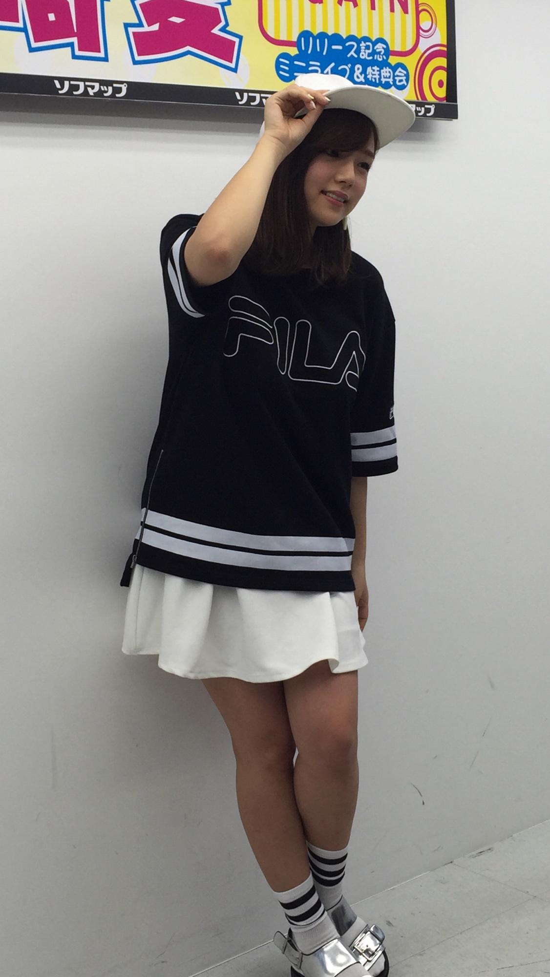 篠崎愛　ミニスカ 