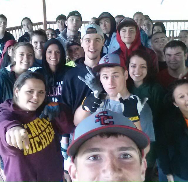 hayleezyrowski's tweet photo. Day well spent with this group 💎🙌💐 #beautificationwork #lastday http://t.co/0Zfscraog7