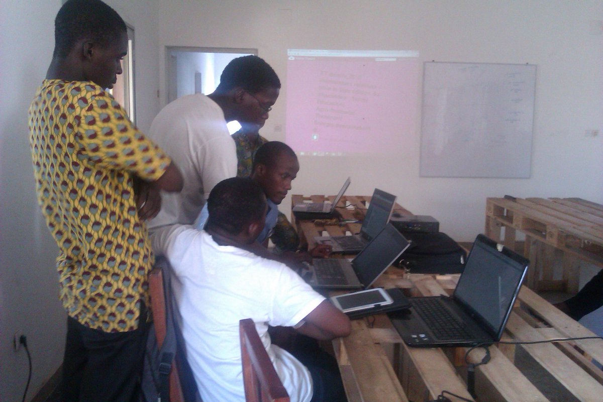 nativ_IS's tweet photo. #hack4dev, le challenge bat son plein au @woelab avec les équipes de développeurs. @senamekoffi @Cipmen #h4dev_dosso http://t.co/a0p7EJXyat