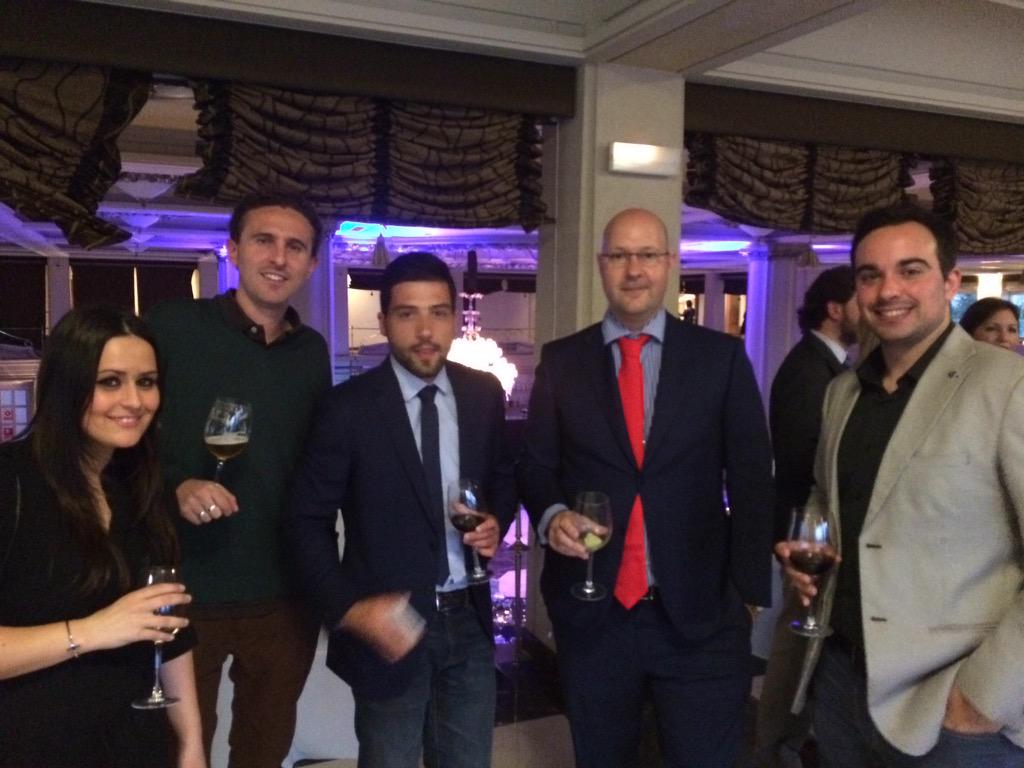 facarmena's tweet photo. Comenzamos la nite con los amigos del #master @AsociacionENA #AACena http://t.co/Vx4gOeDG2L
