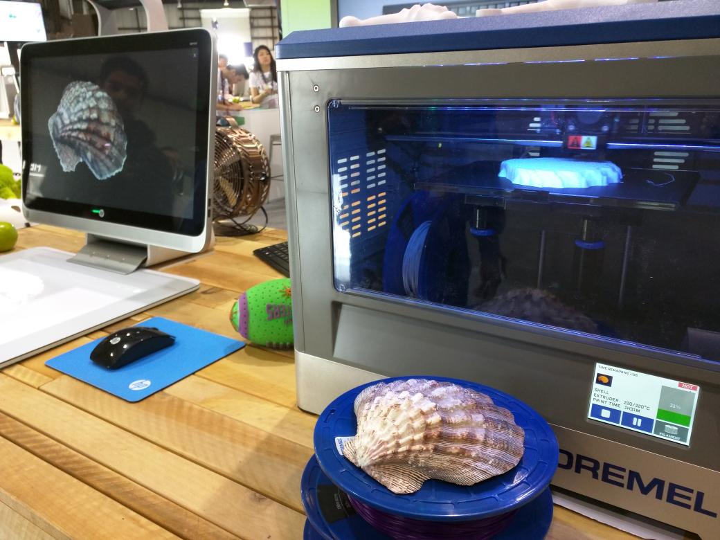 rdrincon's tweet photo. The #3dprinting of the shell is coming along at #MakerFaire with #sproutmaker and #dremelmaker http://t.co/4RmL3fNeOA