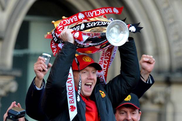 TNLdotcom's tweet photo. Paul Scholes retires holding the Premier League trophy. Steven Gerrard leaves Liverpool holding an iPad. http://t.co/KxafxLTkU1