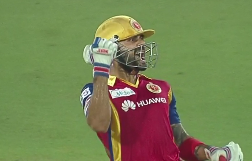 SirJadeja's tweet photo. That Awesome #Lagaan Moment, 6 on last ball.
#Warner foot on ropes, #Kohli does it for #RCB
#SRHvsRCB #RCBvsSRH #IPL http://t.co/iK5uck3amv