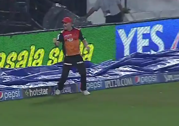 SirJadeja's tweet photo. That Awesome #Lagaan Moment, 6 on last ball.
#Warner foot on ropes, #Kohli does it for #RCB
#SRHvsRCB #RCBvsSRH #IPL http://t.co/iK5uck3amv