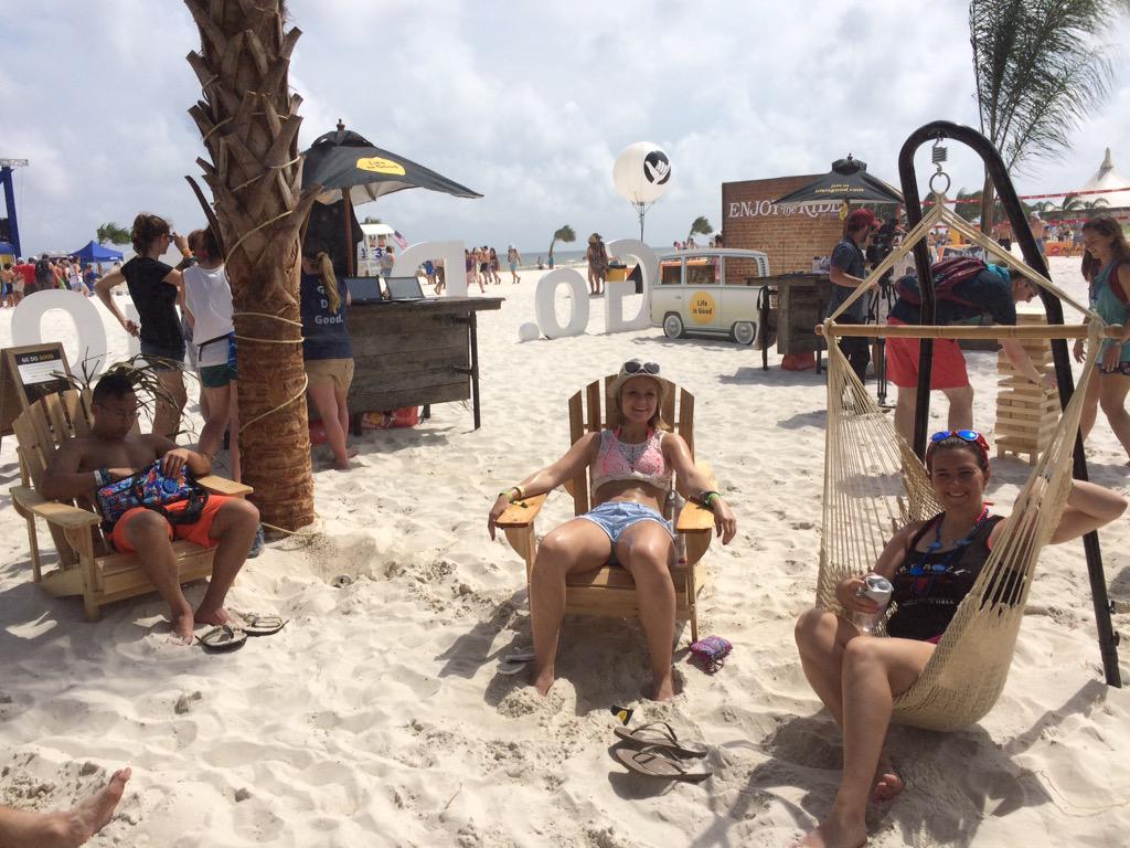 PowerToolJosh's tweet photo. @Taydow13 don't you love sitting on the beach listening to great music. @Hangoutfest @ArcticCove #HangoutChillout http://t.co/Blyg2jxeU3