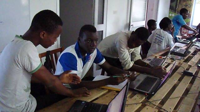 nativ_IS's tweet photo. Séances d'échange des équipes concurrentes au #Hack4Dev #Lomé. @senamekoffi @Cipmen @Prime_Nativ @koutoumna #ff #seo http://t.co/GHqKa3Hn7k