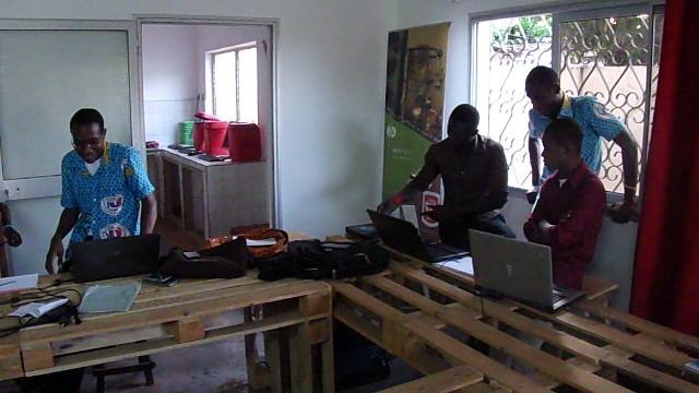 nativ_IS's tweet photo. Séances d'échange des équipes concurrentes au #Hack4Dev #Lomé. @senamekoffi @Cipmen @Prime_Nativ @koutoumna #ff #seo http://t.co/GHqKa3Hn7k
