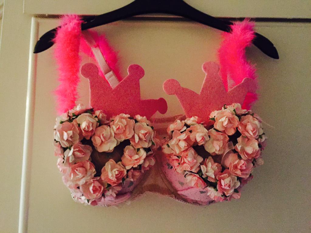 TheVster's tweet photo. Just over 24 hrs til we @WalktheWalk in this! Walking the streets of #London to raise money to beat #cancer http://t.co/6CfwIh8kOi
