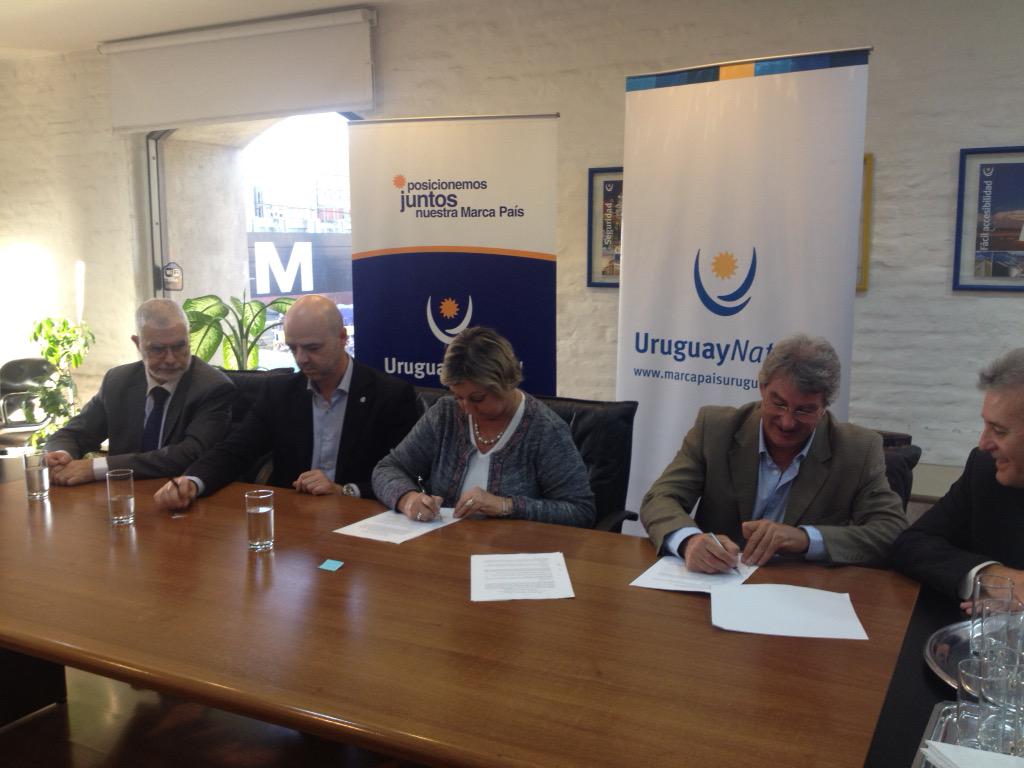 CultoCarambulaS's tweet photo. @UruguayXXI y #Minturd firman convenio por uso de marca @Uruguay_Natural con 8 empresas exportadoras http://t.co/7o2vHFSUPc