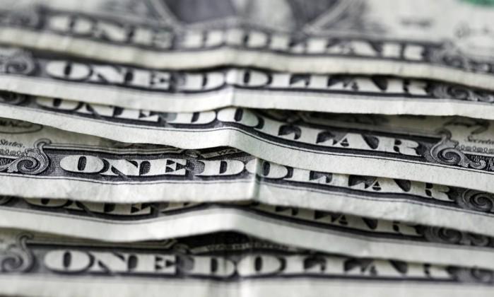 JornalOGlobo's tweet photo. Dólar passa a subir, mas se mantém abaixo dos R$ 3. http://t.co/EAn0rQrf51 http://t.co/YarX4sghiF