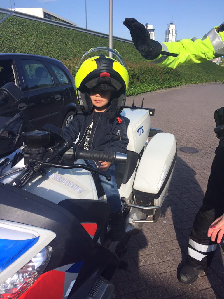 Volgteken van @Politie_Rdam. Niet voor boete maar zodat Nio op z'n motor kon zitten! Meneer agent, you made his day!
