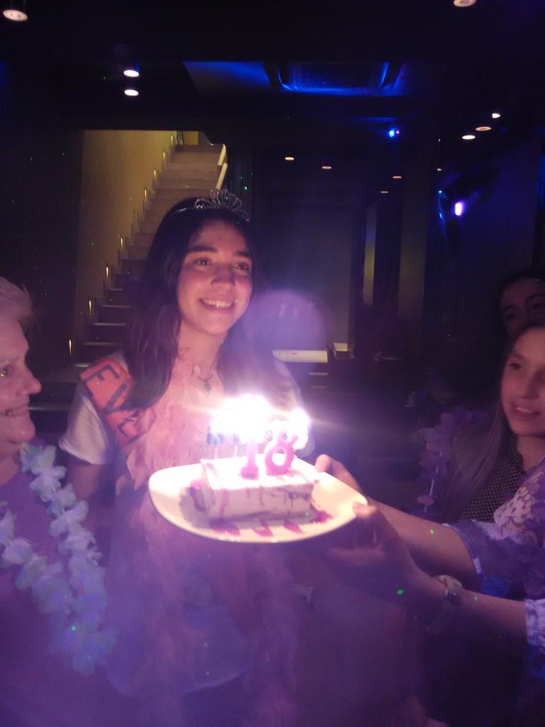 OAzcuna's tweet photo. #Fiesta #Sorpresa :):) #Forever18 @irenefer97 http://t.co/GygjIQ179v