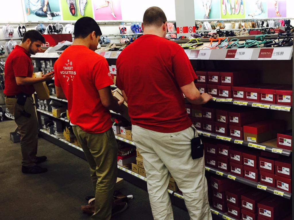 aef3333's tweet photo. Hardlines helping Softlines! #everyoneplays #StriveforFive @CamilleGroark @rlomtg12 http://t.co/IR3r04Tomy