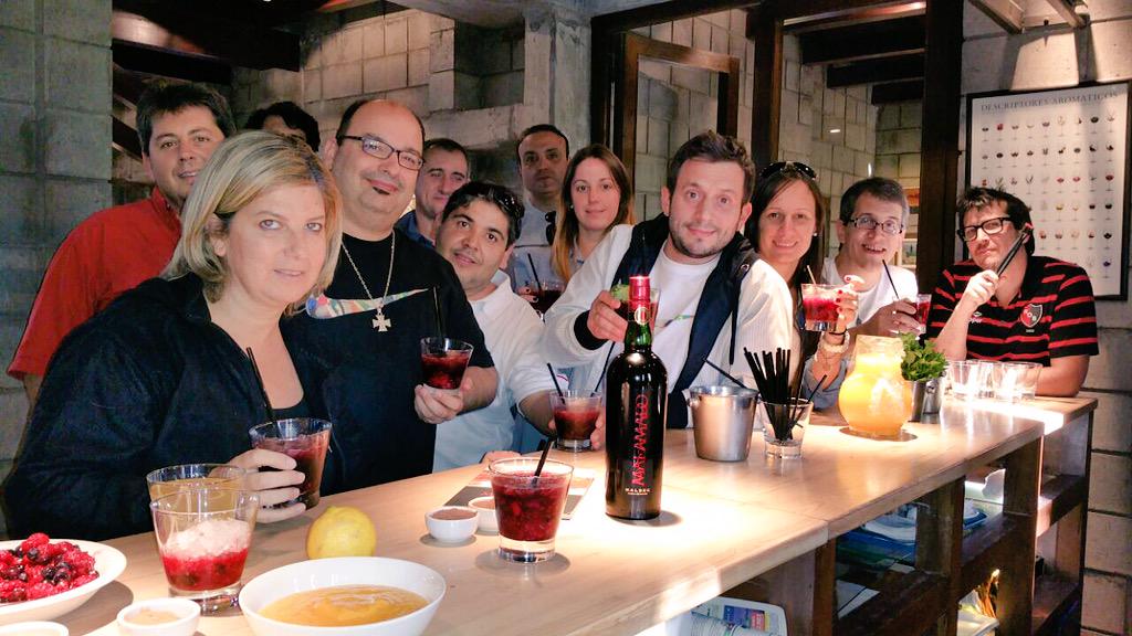 MalamadoArg's tweet photo. #MalamadoBartender con grupo de #SantaFe @Hontravel #Caipiamada #RedMojito http://t.co/mwaZcmFixm