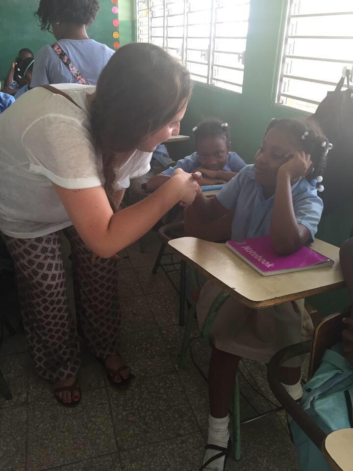 ProfJenCollins's tweet photo. Maggie made a friend! @QueensAbroad #jbip2015 http://t.co/hYQY8kCFJy