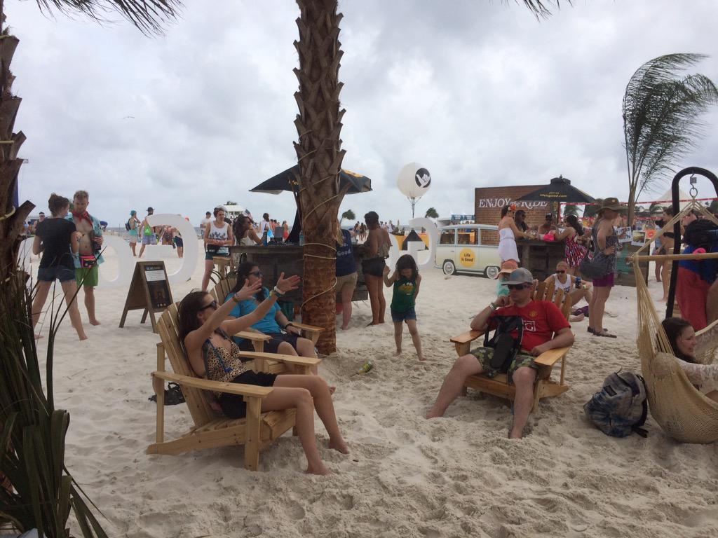 PowerToolJosh's tweet photo. More fun then just laying in the sand! @Arcticcove @Hangoutfest @Lifeisgood #GoDoGood #HangoutChillout http://t.co/dGr0LSYn3m
