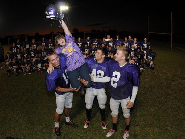 Feel_Good5's tweet photo. You can't bully a kid if she's friends with the football team. Kindness shapes teen's life: http://t.co/OTI7ZGsmwE http://t.co/x91me22uVu