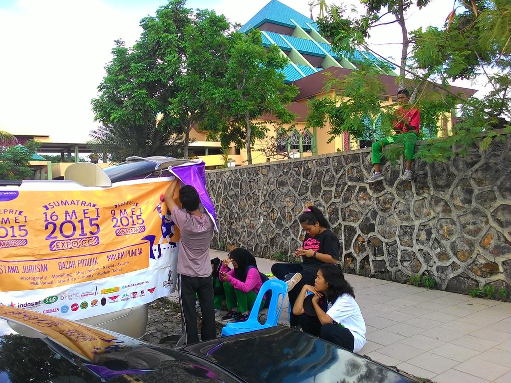 GOESsmkn1's tweet photo. Hay sahabat galaxy,kami buka stand penjualan tiket di masjid raya nih...ayoo buruan dateng 🙋🎉🎊 http://t.co/ToSuAMuDKU