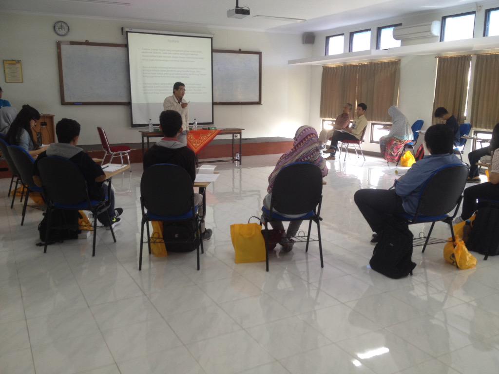 Workshop Feature Writing Competition sedang berlangsung nih yang dibawakan oleh Pak Agung
