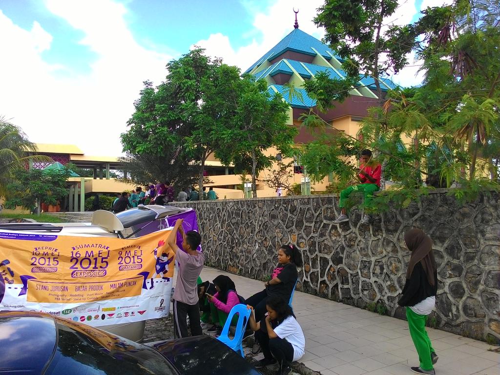 GOESsmkn1's tweet photo. Hay sahabat galaxy,kami buka stand penjualan tiket di masjid raya nih...ayoo buruan dateng 🙋🎉🎊 http://t.co/ToSuAMuDKU