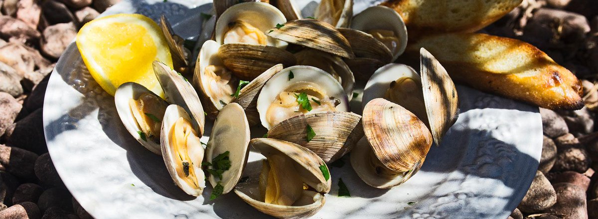 TastingTable's tweet photo. Kick back with some grilled clams, doused in garlic and butter. Why do you need anything else? http://t.co/iTKz0s37MQ http://t.co/VLZWtdtyPm